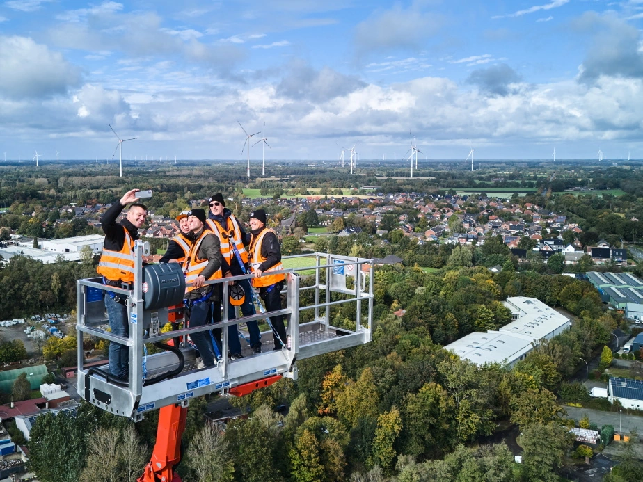 Des clients prennent un selfie sur le nouveau STEIGER T 1000 HF de RUTHMANN au-dessus du site de Gescher Hochmoor