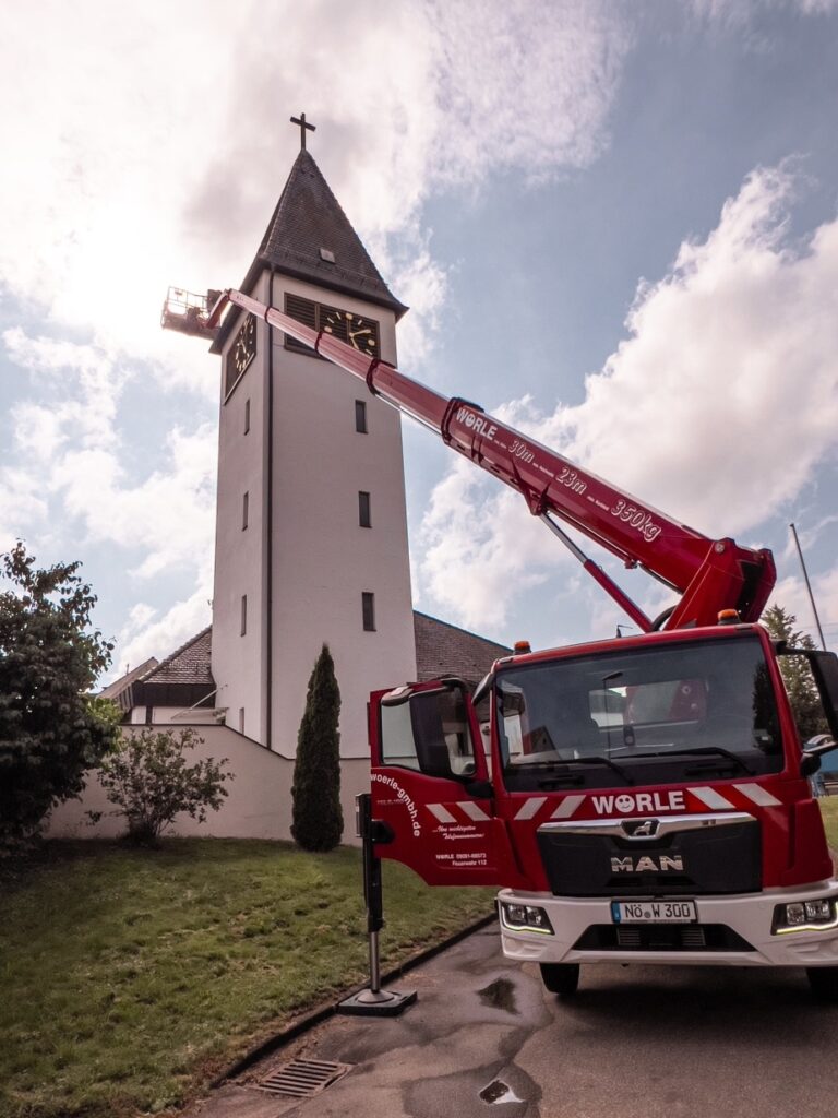 Der neue STEIGER® T 300 XS am Kirchturm im Einsatz.