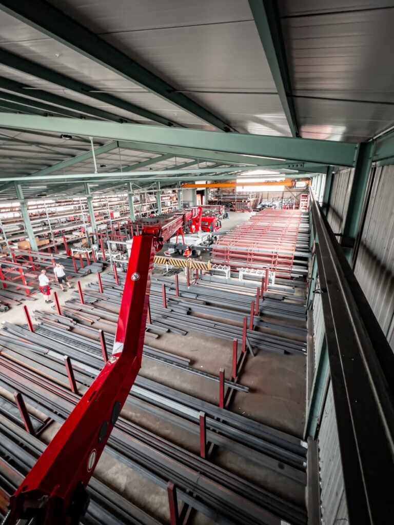 Sicher über Hindernisse hinweg arbeiten - Mit dem neuen STEIGER® T 330 XS