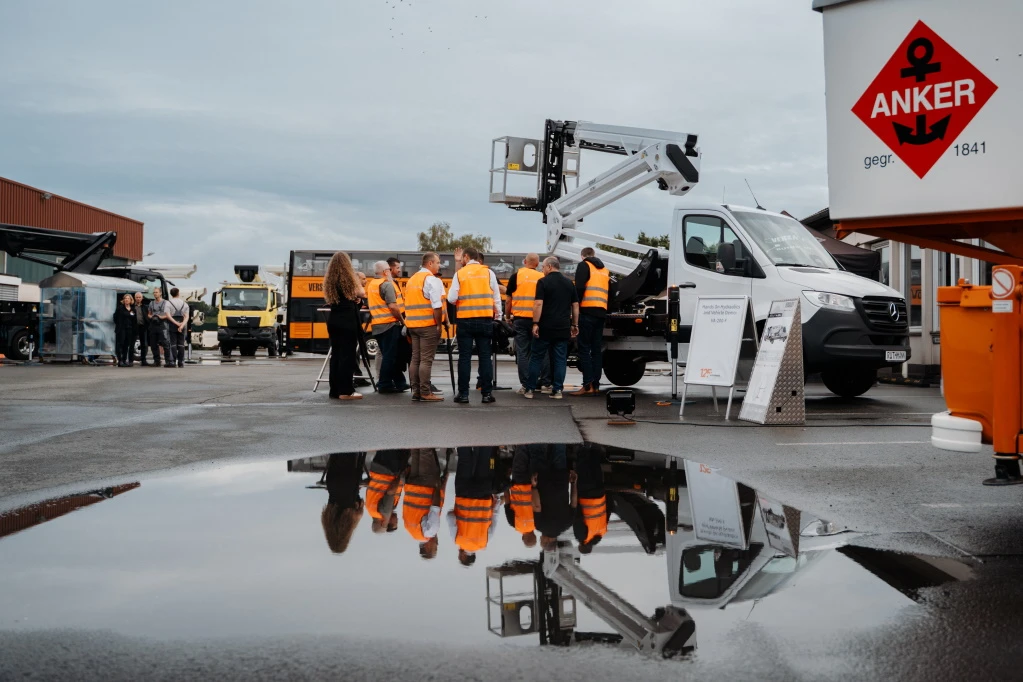 Sales & Service Partner Meeting - Training on VERSALIFT VA-200-F