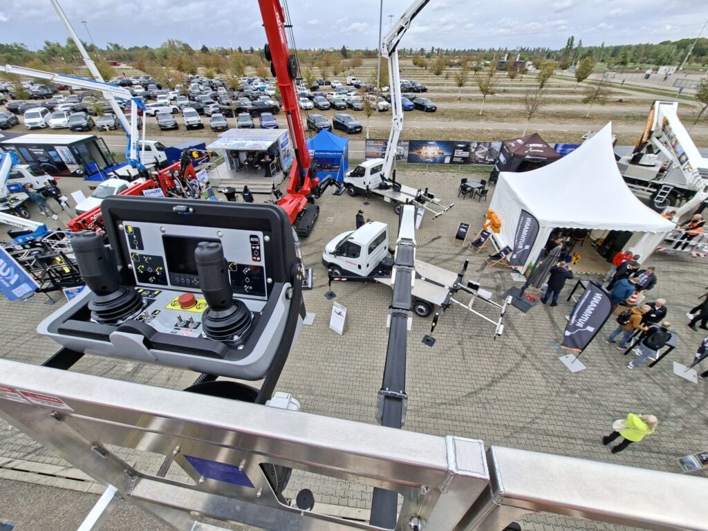 Blick aus dem Arbeitskorb der neuen VERSALIFT V-270 auf den Ruthmann Messestand auf den Platformers' Days 2026