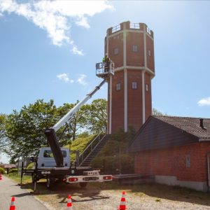 VERSALIFT_V-200_LKW-Arbeitsbuehne_Einsatzbild_Turm_Gebauede_1