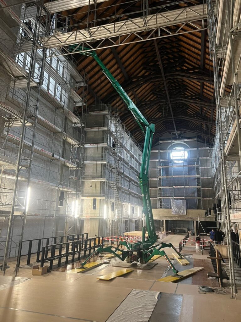 Innensanierung einer Kirche - "Sepp" voll im Einsatz