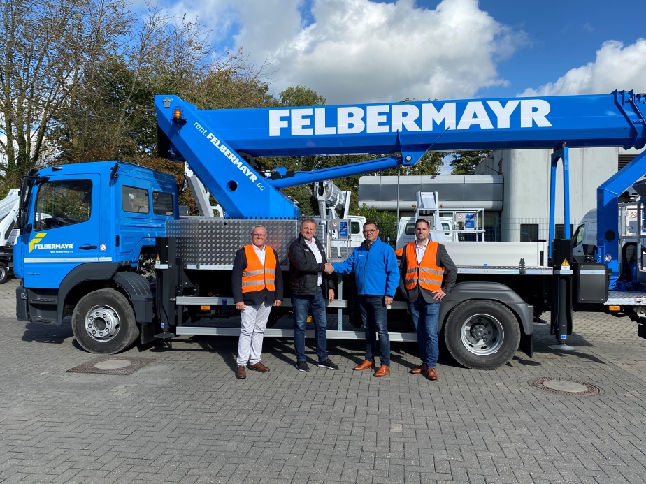 Das Team von Felbermayr Deutschland freut sich über den Zuwachs in der Mietflotte. v.l.n.r.: Thorsten Tyrann (Vertriebsleitung, Felbermayr Deutschland), Bernd Wiesmann (Gebietsverkaufsleiter West, RUTHMANN), Stephan Kulawik (Bereichsleitung, Felbermayr Deutschland) und Sebastian Schröter (Leiter Technik Arbeitsbühnen, Felbermayr Deutschland)