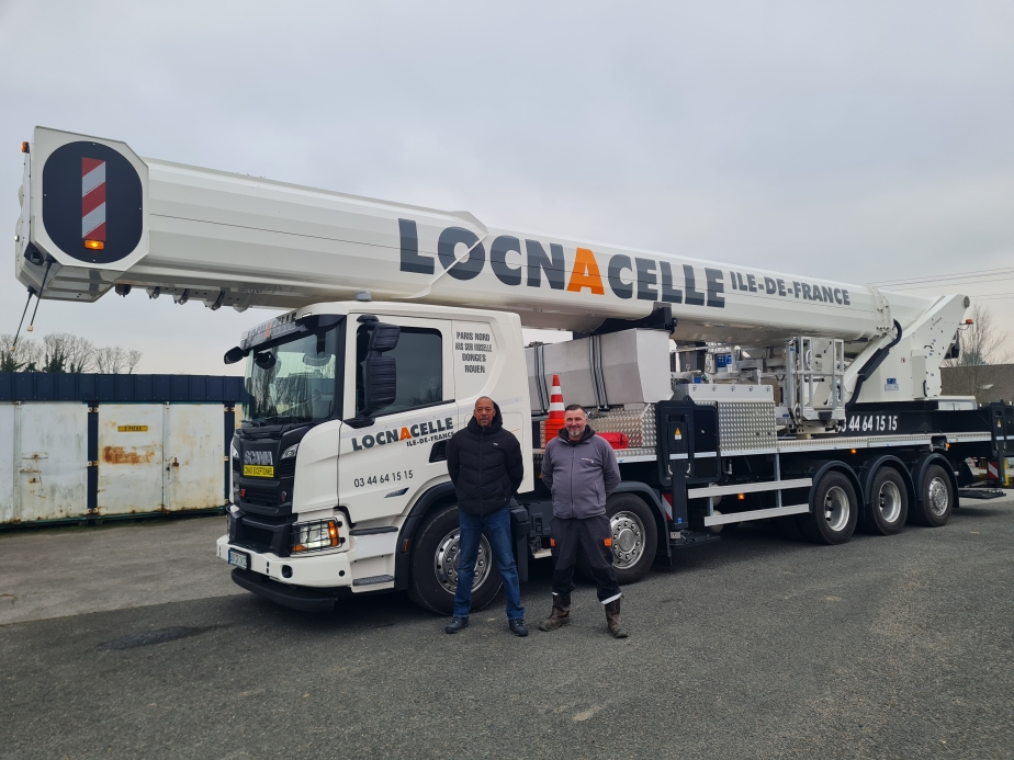 Die Bediener Eddy und Sébastian von LOCNACELLE freuen sich über ihren neuen STEIGER® T 900 HF