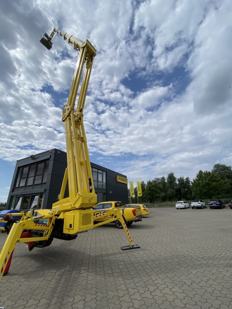 Die neue BLUELIFT SA 31 Raupenarbeitsbühne für GIGALIFT