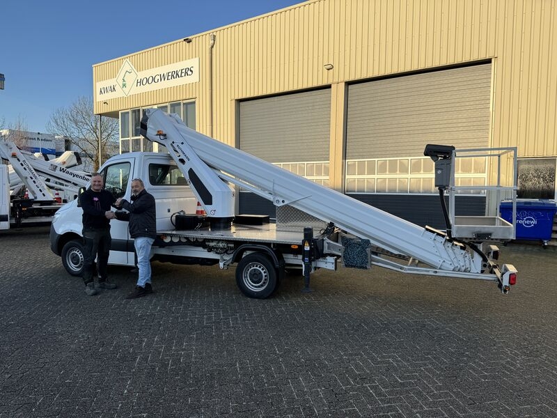 Guido Van Gestel (r., Geschäftsführer, KWAK Hoogwerker) übergibt den RUTHMANN STEIGER TB 300 an Ruud Valkenburg (l., Van der Grift en Valkenburg Onderbhoud BV)