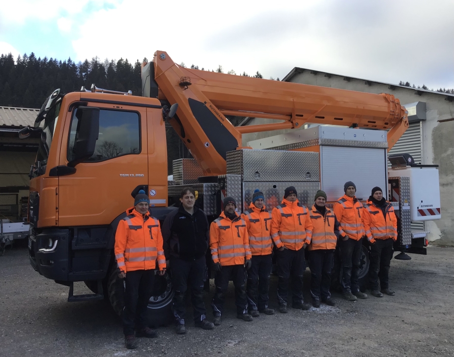 v.l.n.r.: Matthias Göppel und Christian Rogg (beide Geschäftsführer der Netzbau Allgäu GmbH) freuen sich mit ihrem Team über den neuen STEIGER® T 300 XS HV10