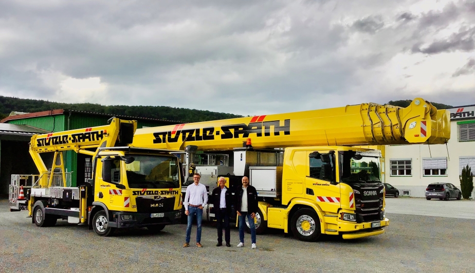Günter Fuchs (Mitte, RUTHMANN Gebietsverkaufsleiter Süd-Ost) übergibt die STEIGER® T 330 XS und T 900 HF an Torsten Späth (l.) und Hartmut Späth (r.)
