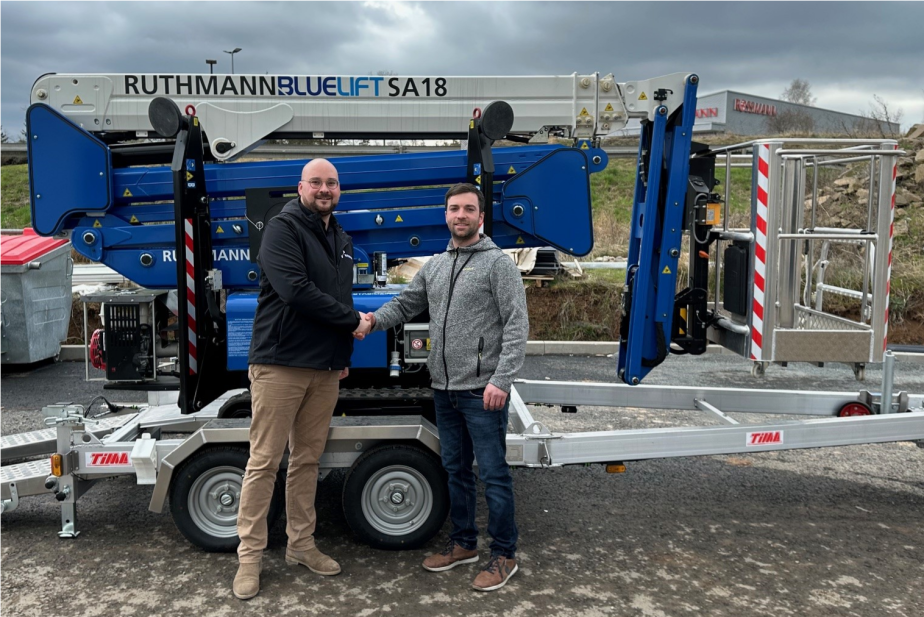Lukas Weigand (RUTHMANN Sales Manager BLUELIFT, links) übergibt die Raupenarbeitsbühne SA 18 an Oliver Raatz (Geschäftsführer Eichenauer Kälte-& Klimatechnik, rechts)