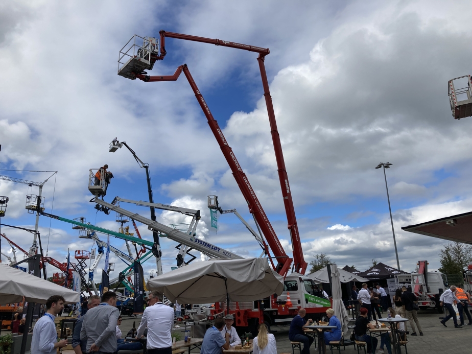 Der neue STEIGER® T 510 HF bietet 51 m Arbeitshöhe. Die LKW-Arbeitsbühne konnte auf den Platformers' Days ausgiebig getestet werden.