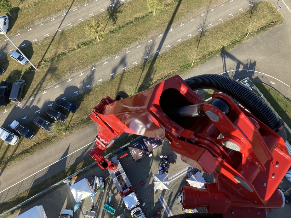 Der neue STEIGER® T 510 HF von Motz über der Messe Karlsruhe.