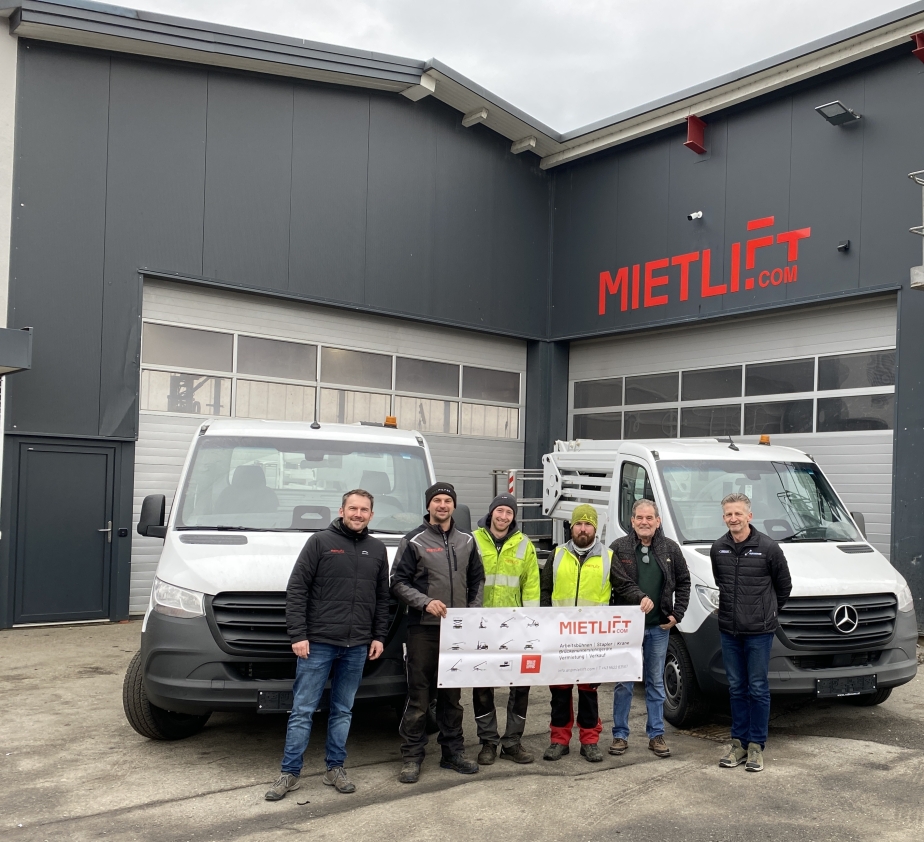 Martin Zach (RMÖ) übergibt an die Mietlift AT GmbH