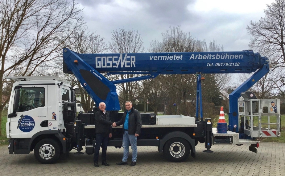v.l.n.r.: Günter Fuchs (lGebietverkaufsleiter Süd-Ost, RUTHMANN) übergibt den neuen RUTHMANN STEIGER® T 330 XS an Bernhard Gossner (rechts)