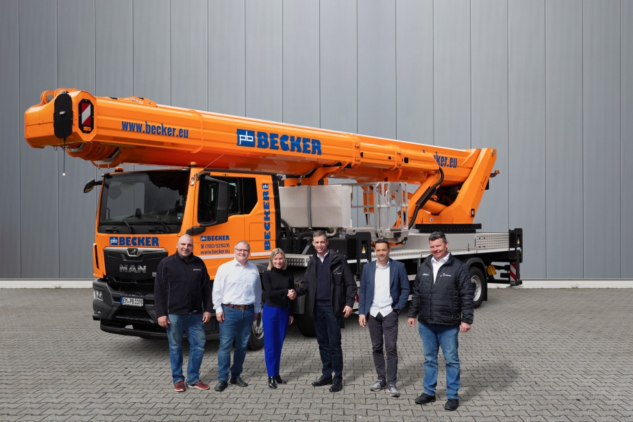 v.l.n.r.: Michael Boden (Fahrer), Steffen Noack (Technischer Leiter) und Vanessa Binz (Geschäftsführerin) von Becker, Uwe Strotmann (Geschäftsführer, RUTHMANN), Steffen Müller (Bereichsleiter Hubarbeitsbühnen Ost-Deutschland, Becker) und Ludger Rensing (Gebietsverkaufsleiter Süd-West-Deutschland, RUTHMANN) bei der Übergabe des STEIGER®s T 750 HF
