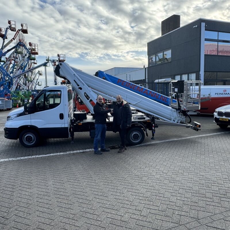 Guido Van Gestel (r., Geschäftsführer, KWAK Hoogwerker) übergibt die ECOLINE 270 an Dik Advokaat (l., Manager Technischer Dienst, Peinemann)