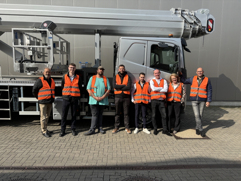 Guido van Gestel (l., Kwak Hoogwerker) und Felix Beeke (2.v.l., RUTHMANN) übergeben den zweiten STEIGER® T 570 HF an das Team von Oswalds Verhuur.