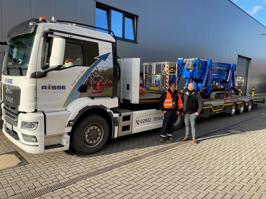 Lukas Weigand (Sales Manager BLUELIFT Germany, RUTHMANN) übergibt die neue BLUELIFT SA 31 Raupenarbeitsbühne an die Firma Risse in Warstein.