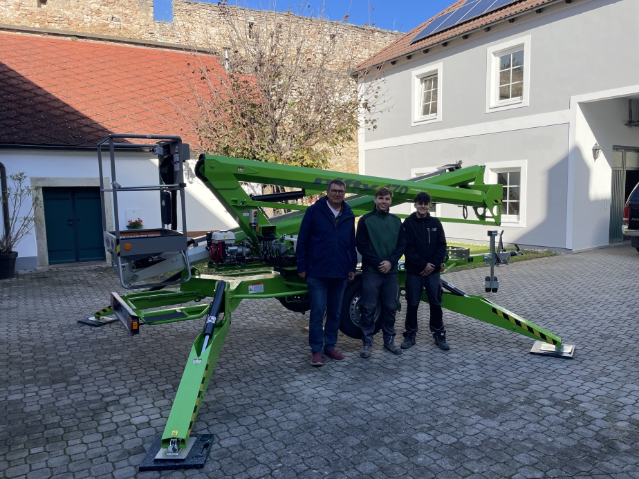 Anhängerarbeitsbühne NiftyLift 170 HPACT unterstützt Elektro Ruscher ...