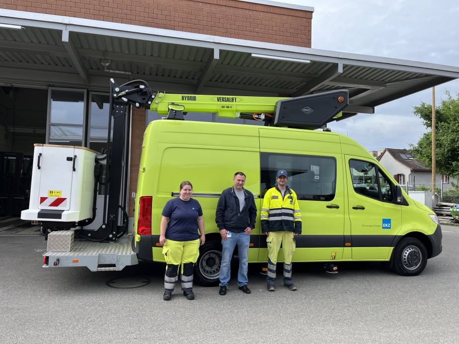 Das Team der EKZ vor ihrer neuen VERSALIFT VDT-180-FZ Hubarbeitsbühne
