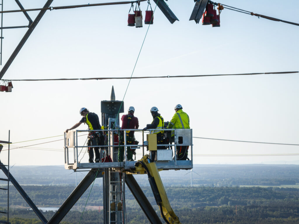 Travaux sur la tour de mesure du vent en altitude de GICON à Schipkau